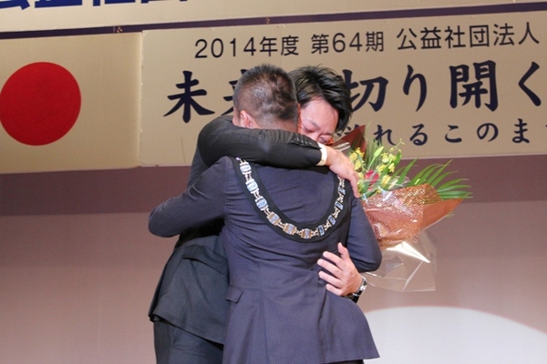 山本理事長へ花束贈呈　その３