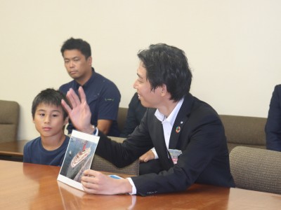 ９月度　鈴木康友名誉団長へ、はままつ少年の船の報告